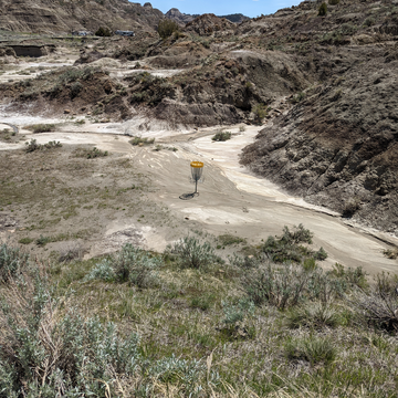 basket in river bed at Makoshika Disc Golf Course