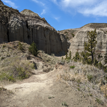 view of hole between buttes at Makoshika Disc Golf Course